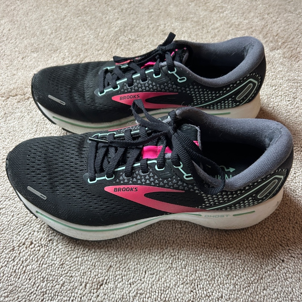 Brooks Women's Black and Pink Sneakers